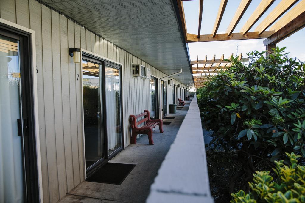 Westward Inn & Suites Langley Exterior photo